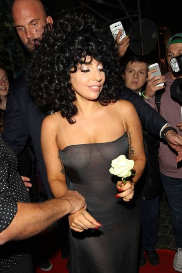 Дуучин Леди Гагагийн нэвт гэрэлтдэг хар даашинз